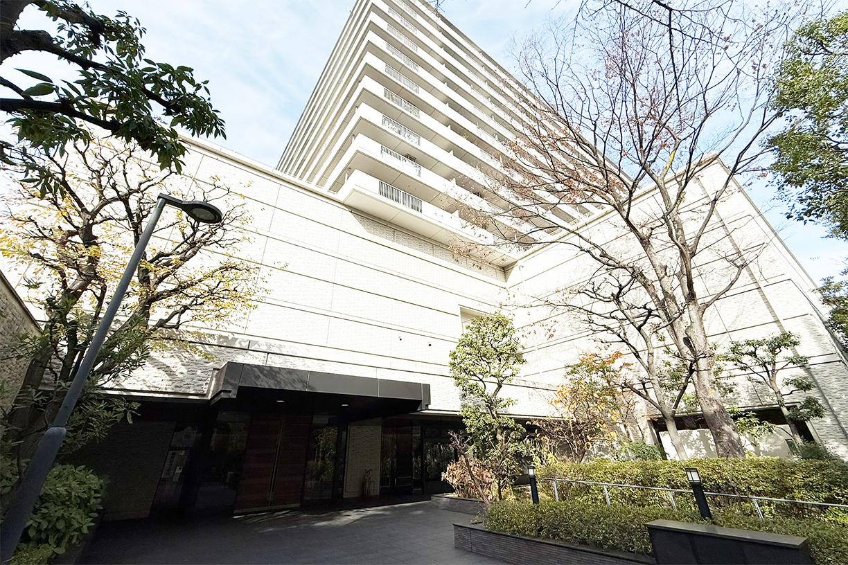 清水建設株式会社施工の大規模レジデンス。 共用部が修繕されホテルライクなエントランス